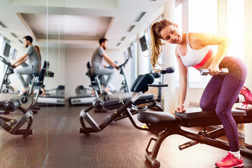 Obraz na płótnie Canvas Fit woman working out in gym