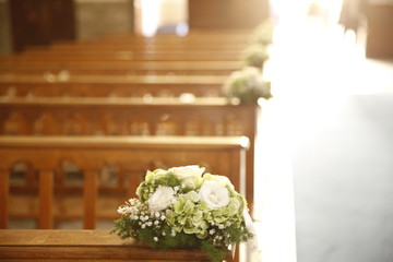 bouquet in chiesa con navata