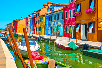 Fototapeta na wymiar Canal and colorful houses in Burano