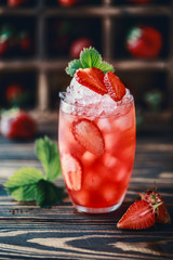 Cocktail de fraises fraîches. Cocktail d& 39 été frais avec fraise et glaçons. Verre de soda à la fraise sur fond sombre.