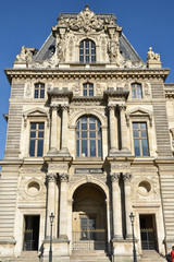 Fototapeta na wymiar Pavillon du palais du louvre à Paris, France