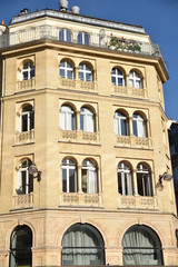 Fototapeta na wymiar Immeuble à fenêtres géminées à Paris, France