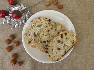 Weihnachtliches Rosinen-Nuss-Brot