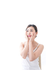 スキンケアをする若い女性