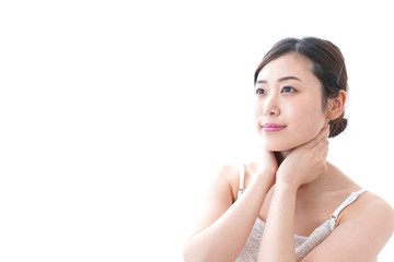 スキンケアをする若い女性