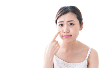 スキンケアをする若い女性