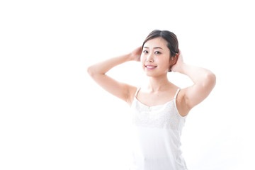 スキンケアをする若い女性