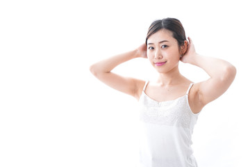 スキンケアをする若い女性