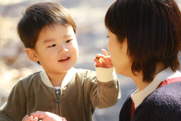 遊ぶ親子