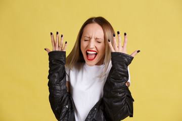 Obraz premium Beautiful young blonde posing in studio