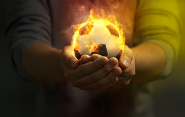 Brennender Fußball in den Händen