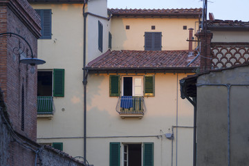 Fototapeta na wymiar narrow streets of the old town of Lucca in Tuscany