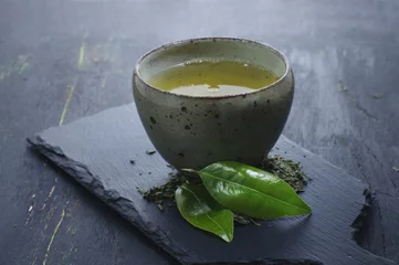 Fotobehang Thee hete groene thee in een traditionele kom