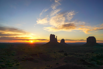 Fototapeta na wymiar Sunrise over Monument Valley