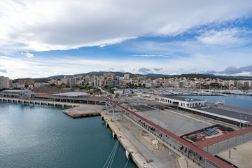 港に停泊する船から見るパルマ・デ・マヨルカの風景