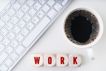 Würfel mit Wort WORK am Arbeitsplatz 