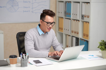 Naklejka premium Businessman working on laptop