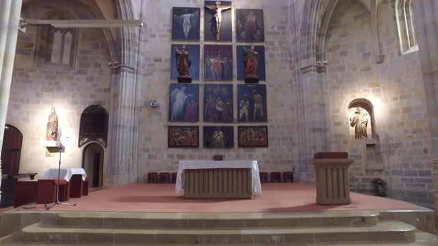 Interno della chiesa di St. Anton. Bilbao, Spagna. Altare e navata centrale. Crocifisso appeso illuminato da un raggio di luce