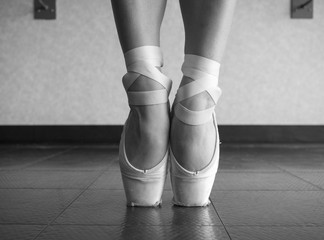 Black and white version of a close up of a ballet dancer's bare feet in pointe shoes © Katherine BYC