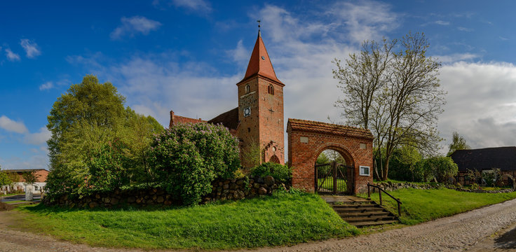 Die historische Dorfkirche von Gielow liegt auf einem Hügel am Naturparkweg E9a, daneben wurde ein Kräutergarten angelegt - Panorama aus 6 Einzelbildern