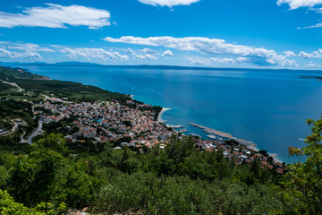 Ausblick auf das kroatische Dorf Baska Voda an der Adria