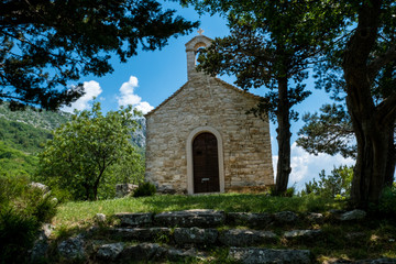 Fototapeta na wymiar Idyllische Kapelle in den kroatischen Bergen