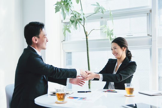 契約成立・握手（ビジネスイメージ）