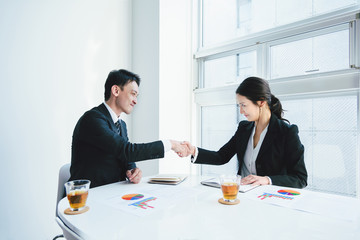 契約成立・握手（ビジネスイメージ）