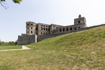 Fototapeta na wymiar Ruiny siedemnastowiecznego zamku w Polsce