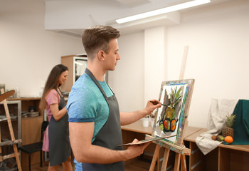 Obraz premium Art students painting in workshop