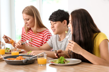 Plakat Friends eating at table in kitchen