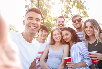 Obraz premium Group of attractive young people taking selfie outdoors