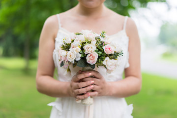 Obraz na płótnie Canvas bride holding flower on wedding