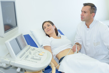 Obraz premium pregnant woman looking at screen during ultrasound