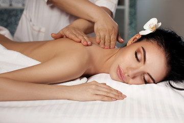 Obraz na płótnie Canvas Relaxed woman receiving massage