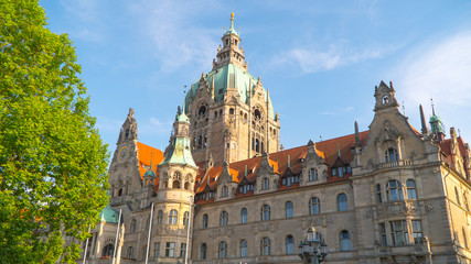 Obraz premium Hanover City Hall in summer in sunny weather.