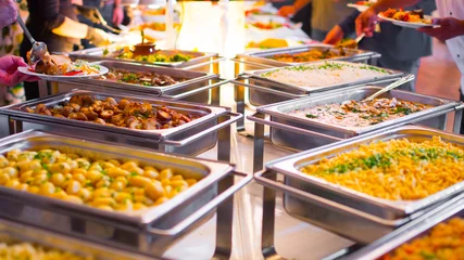Fotobehang Mensen groeperen catering buffet eten binnen in luxe restaurant met vlees kleurrijke groenten en fruit. © andkov81