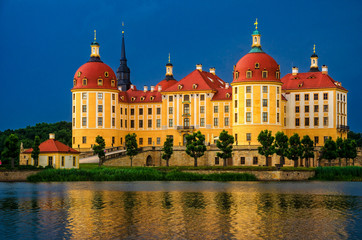 Fototapeta na wymiar Schloss Moritzburg zur Blauen Stunde, bei Dresden, Sachsen 