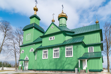 Fototapeta na wymiar Die grüne orthodoxe Kirche in dem alten russischen Dorf Trzescianka im heutigen Polen