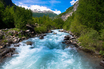 Wasserfall und Fluss von Dormillouse im Nationalpark Ecrins in den französischen Alpen © Tanja Voigt 