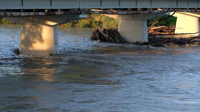 опоры моста на реке
