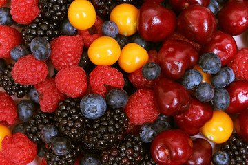 микс из свежих ягод на тарелке, витамины, правильное питание