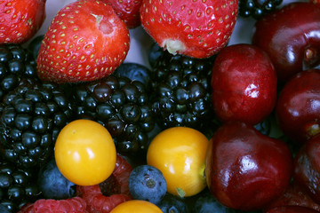 микс из свежих ягод на тарелке, витамины, правильное питание