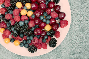 микс из свежих ягод на тарелке, витамины, правильное питание