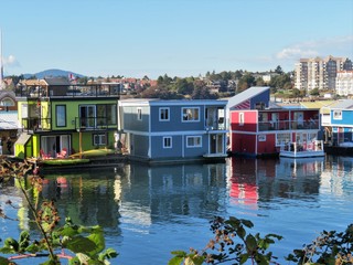 Fototapeta na wymiar Houseboats on the water in Victoria, BC