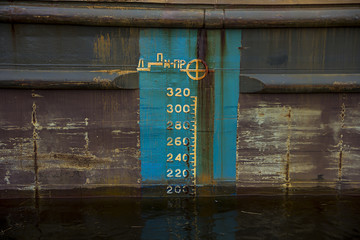 Waterline ship displacement marked on the ship side