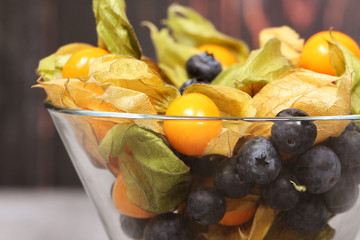 желтые ягоды и голубика в стакане