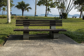 Bancos na beira mar em Santos