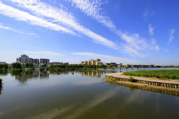 Obraz premium Wide water surface and high rise buildings
