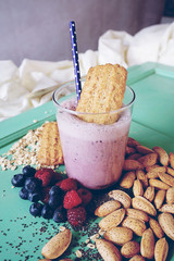 Smoothie de frutos rojos, avena, frutos secos y semillas